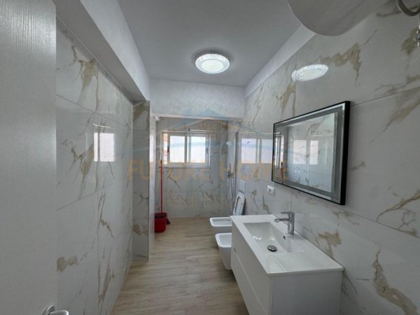 Rruga Portit, shitet apartament 2+1+Ballkon Kati 4, 89 m² 180.000 € (Durres)