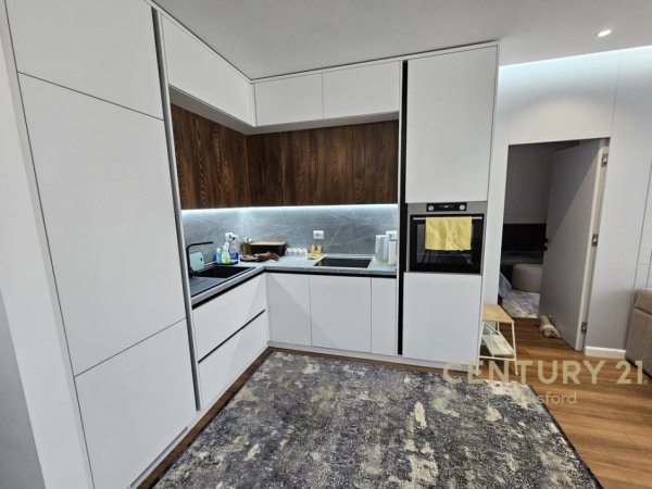 Tirane, jepet me qera apartament 1+1+Ballkon Kati 6, 73 m² 700 € (ish fusha e aviacionit)
