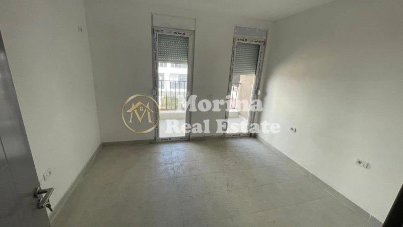 Tirane, jepet me qera apartament 3+1 , 117 m² 400 € (Rruga 5 Maji)