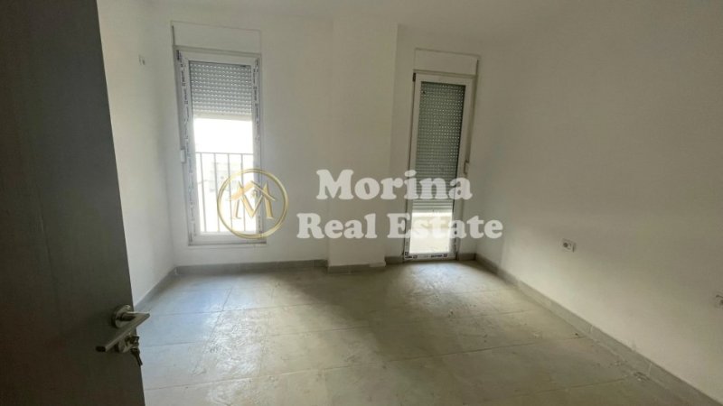 Tirane, jepet me qera apartament 3+1 , 117 m² 400 € (Rruga 5 Maji)