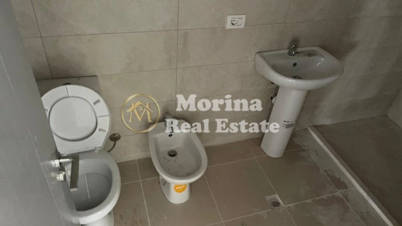 Tirane, jepet me qera apartament 3+1 , 117 m² 400 € (Rruga 5 Maji)