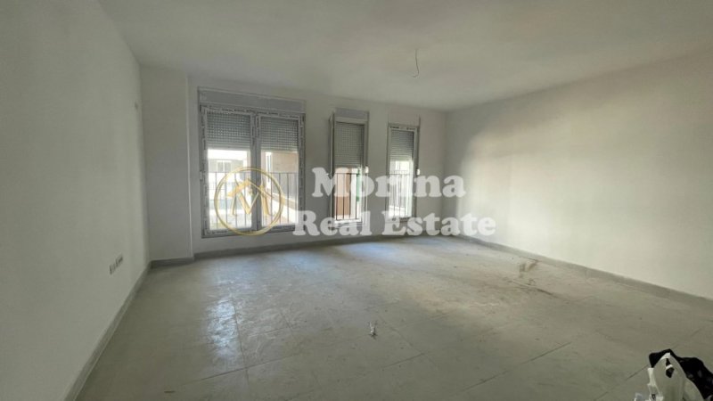 Tirane, jepet me qera apartament 3+1 , 117 m² 400 € (Rruga 5 Maji)