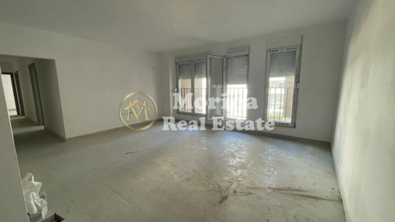 Tirane, jepet me qera apartament 3+1 , 117 m² 400 € (Rruga 5 Maji)