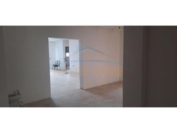 Durres Plazh, shitet apartament 4+2+Ballkon Kati 3, 189 m² 207.000 € (Durres)