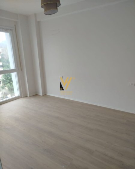 Tirane, jepet me qera apartament 2+1+Ballkon Kati 2, 125 m² 550 € (BULEVARDI I RI)