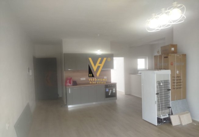 Tirane, jepet me qera apartament 2+1+Ballkon Kati 6, 125 m² 500 € (BULEVARDI I RI, STACIONI I TRENIT)