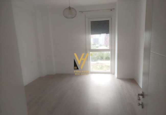 Tirane, jepet me qera apartament 2+1+Ballkon Kati 6, 125 m² 500 € (BULEVARDI I RI, STACIONI I TRENIT)