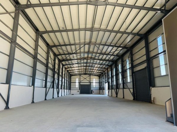 Tirane, shitet magazine , 6.000 m² 3.000.000 € (Autostradën Tiranë-Durrës.)