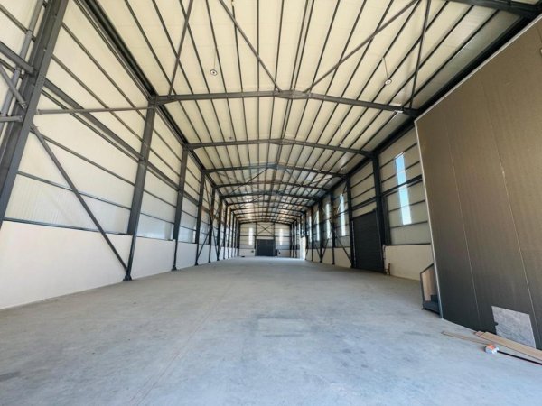 Tirane, shitet magazine , 6.000 m² 3.000.000 € (Autostradën Tiranë-Durrës.)