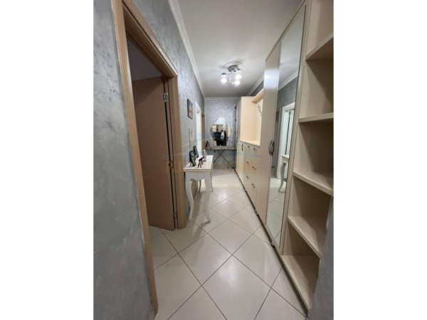 Tirane, jepet me qera apartament 2+1 Kati 4, 122 m² 500 € (Unaze e re, Astir)