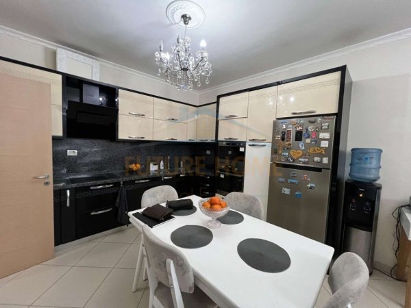 Tirane, jepet me qera apartament 2+1 Kati 4, 122 m² 500 € (Unaze e re, Astir)