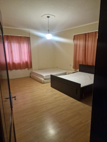 Tirane, jepet me qera shtepi 3+1 Kati 3, 100 m² 500 € (Brryl prane Oslo Bar)