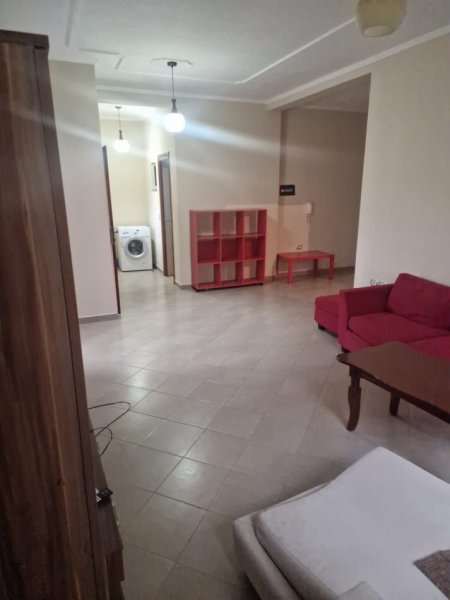 Tirane, jepet me qera shtepi 3+1 Kati 3, 100 m² 500 € (Brryl prane Oslo Bar)