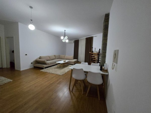 Tirane, jepet me qera apartament 1+1+Ballkon Kati 3, 90 m² 600 € (Hotel Radison , Liqeni i Thate)