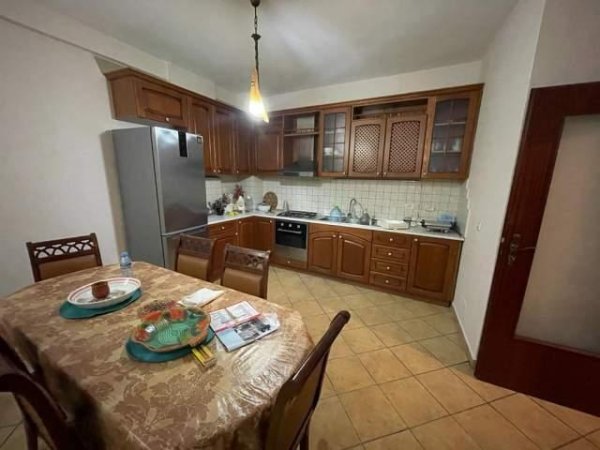 Tirane, jepet me qera apartament 2+1+Ballkon Kati 4, 94 m² 450 € (Gjimnazi Cajupi , Pediatria)