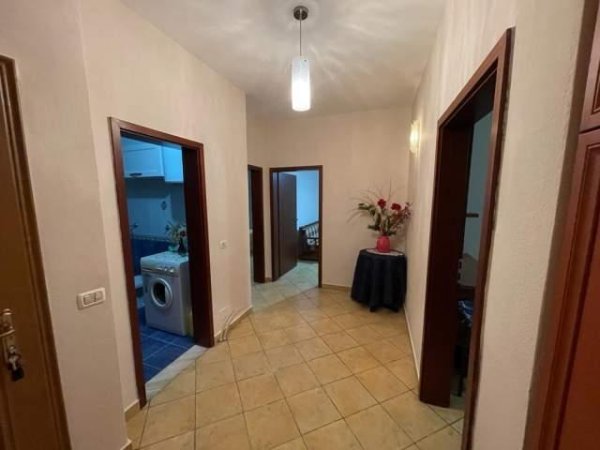 Tirane, jepet me qera apartament 2+1+Ballkon Kati 4, 94 m² 450 € (Gjimnazi Cajupi , Pediatria)