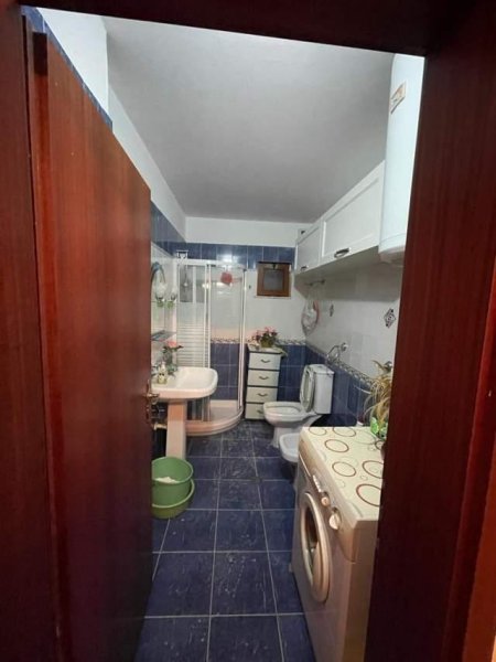 Tirane, jepet me qera apartament 2+1+Ballkon Kati 4, 94 m² 450 € (Gjimnazi Cajupi , Pediatria)