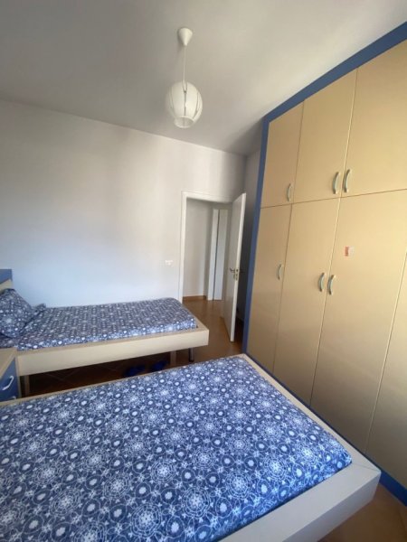 Tirane, jepet me qera apartament 2+1+Ballkon Kati 2, 80 m² 600 € (Fillim i Rruges Peti Kopshti Zoologjik)