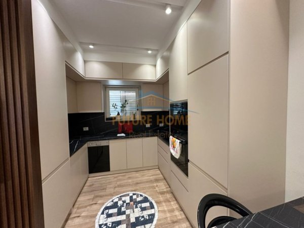 Tirane, jepet me qera apartament 2+1 Kati 5, 140 m² 1200 € (farmacia 10)