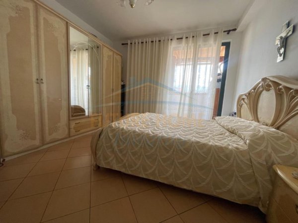 Shitet, Apartament 2+1+2, Xhamia e Tabakëve, Tiranë.