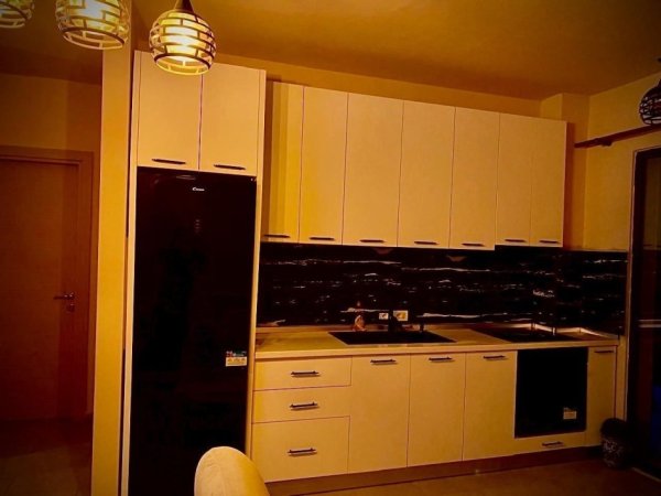Tirane, jepet me qera apartament 1+1+Ballkon Kati 3, 85 m² 400 € (Ne fund te 5 Majit , Pallatet e reja)