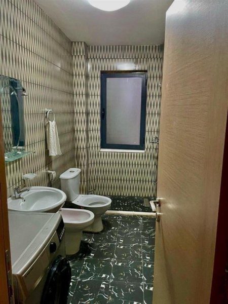 Tirane, jepet me qera apartament 1+1+Ballkon Kati 3, 85 m² 400 € (Ne fund te 5 Majit , Pallatet e reja)