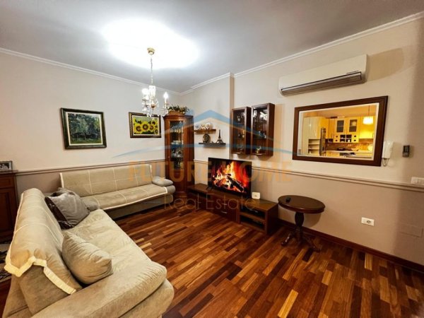 Tirane, jepet me qera apartament 2+1 Kati 1, 126 m² 1.000 € (Kopshti Zoologjik)