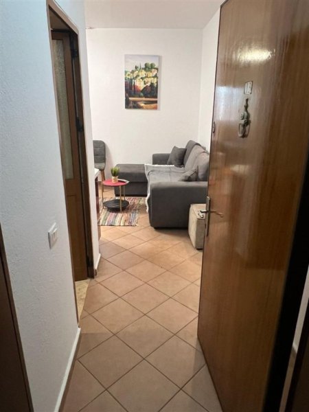 Tirane, jepet me qera apartament 1+1 Kati 3, 50 m² 450 € (Concord Center , 5 Maji)