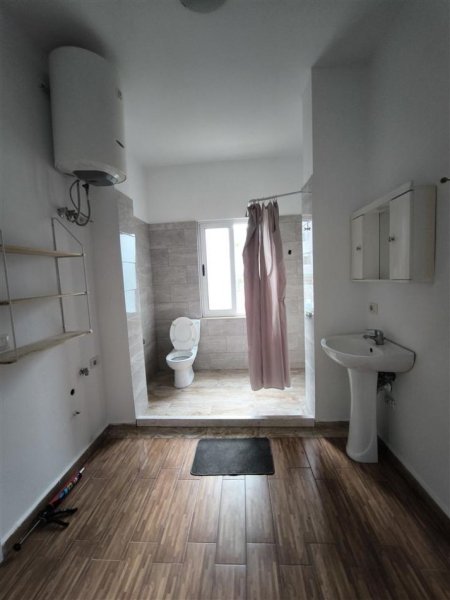 Tirane, jepet me qera shtepi 1+1+Ballkon , 85 m² 320 € (Kodra e Priftit)