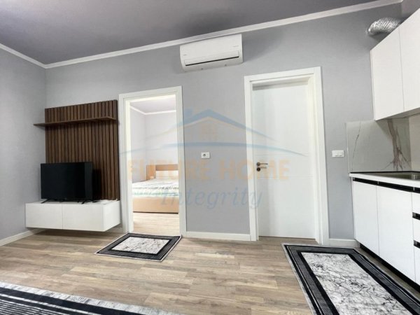 Tirane, jepet me qera apartament 1+1 Kati 9, 42 m² 500 € (Rruga 5 Maji, Tiranë)