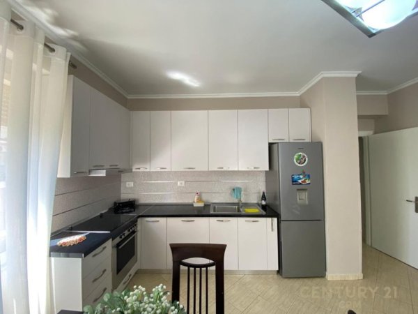 Tirane, jepet me qera apartament 2+1 +post parkimi (Komuna e Parisit)