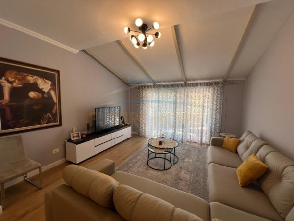 Tirane, jepet me qera apartament 2+1+Ballkon Kati 9, 90 m² 1.000 € (Shkolla e Baletit)