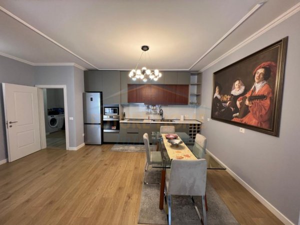 Tirane, jepet me qera apartament 2+1+Ballkon Kati 9, 90 m² 1.000 € (Shkolla e Baletit)