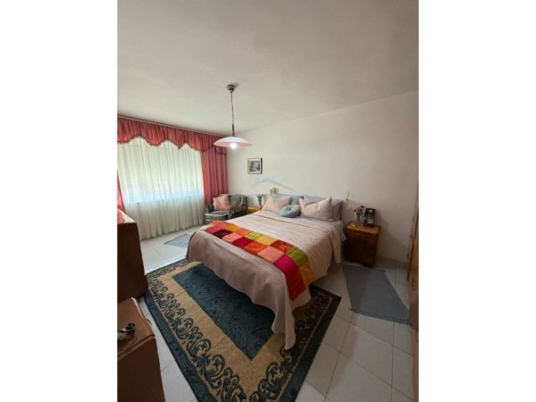 Tirane, jepet me qera apartament 3+1 Kati 2, 91 m² 650 € (zonen e Xhamllikut, Tiranë.)