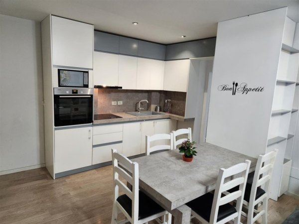 Tirane, jepet me qera apartament 2+1 Kati 1, 95 m² 500 € (Te mbikalimi i Kristal Center , Rruga Bill Klinton)
