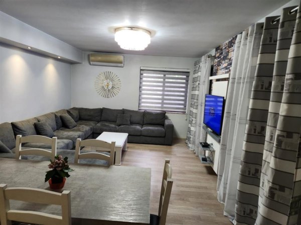 Tirane, jepet me qera apartament 2+1 Kati 1, 95 m² 500 € (Te mbikalimi i Kristal Center , Rruga Bill Klinton)