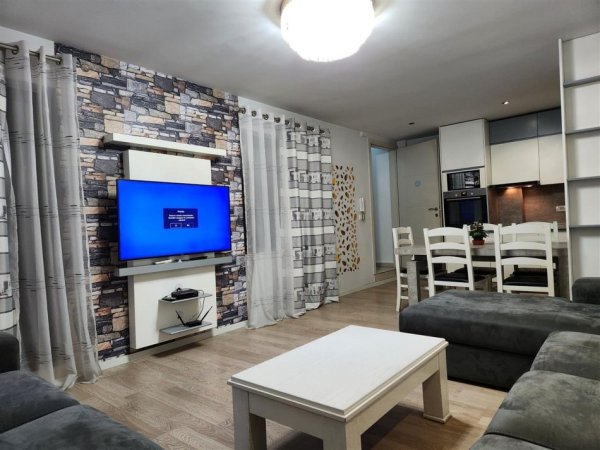 Tirane, jepet me qera apartament 2+1 Kati 1, 95 m² 500 € (Te mbikalimi i Kristal Center , Rruga Bill Klinton)