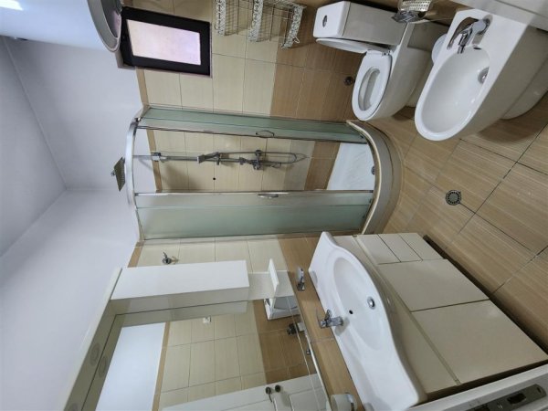 Tirane, jepet me qera apartament 2+1 Kati 1, 95 m² 500 € (Te mbikalimi i Kristal Center , Rruga Bill Klinton)