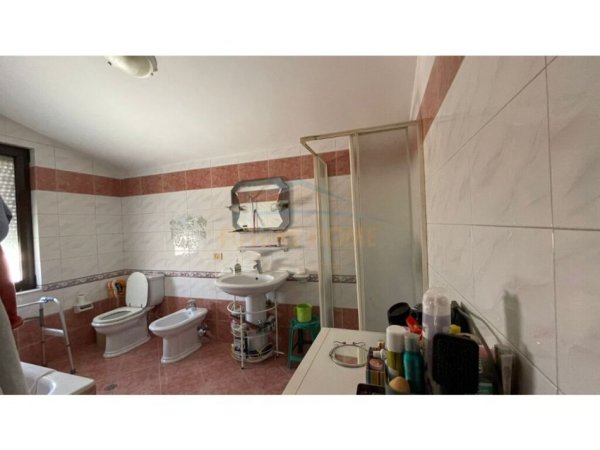 Tirane, jepet me qera Vile 2+1 , 143 m² 550 € (në Xhamllik)