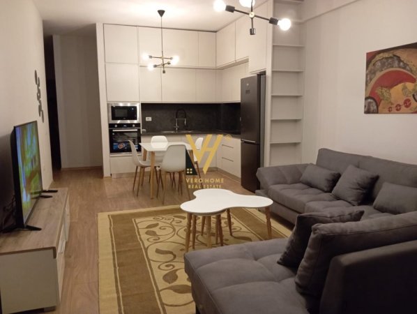 Tirane, jepet me qera apartament 2+1+Ballkon Kati 6, 105 m² 600 € (XHAMLLIK)
