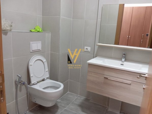 Tirane, jepet me qera apartament 2+1+Ballkon Kati 6, 105 m² 600 € (XHAMLLIK)