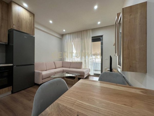 Tirane, jepet me qera apartament 1+1 Kati 8, 78 m² 650 € (Selvia)