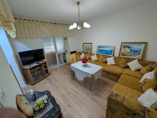 Tirane, jepet me qera apartament 2+1 Kati 5, 100 m² 550 € (Rruga e barrikadave)