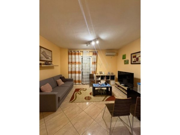Tirane, jepet me qera apartament 1+1 Kati 6, 80 m² 600 € (Pazari i ri)