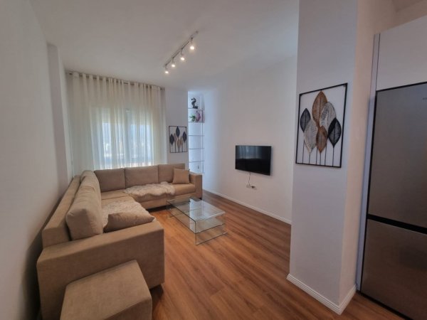 Tirane, jepet me qera apartament 1+1+Ballkon Kati 10, 70 m² 700 € (Rruga e Barrikadave)