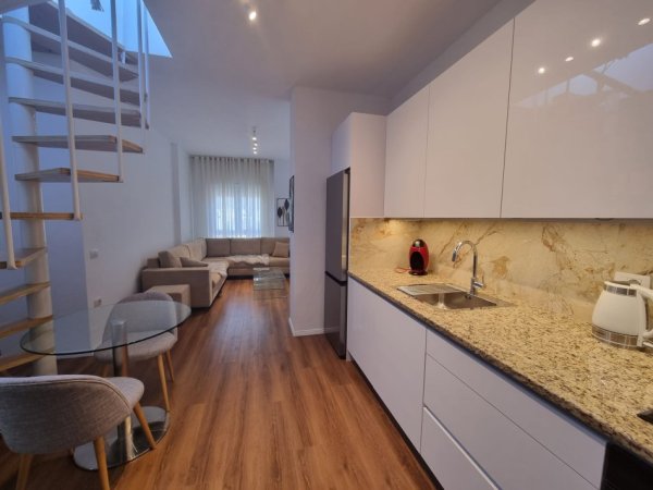 Tirane, jepet me qera apartament 1+1+Ballkon Kati 10, 70 m² 700 € (Rruga e Barrikadave)