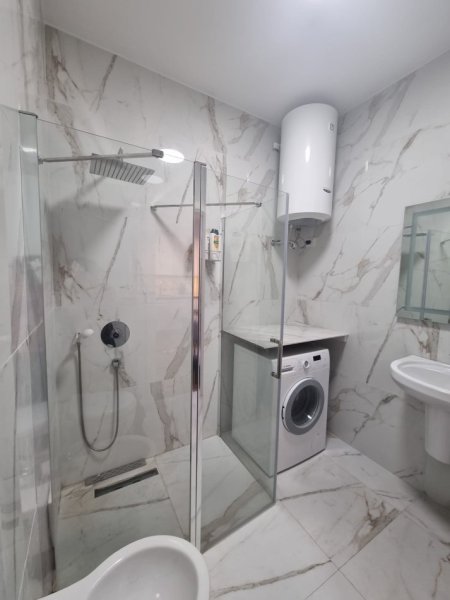 Tirane, jepet me qera apartament 1+1+Ballkon Kati 10, 70 m² 700 € (Rruga e Barrikadave)