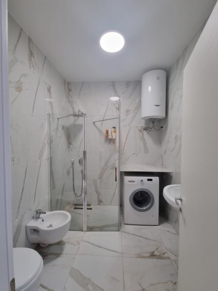 Tirane, jepet me qera apartament 1+1+Ballkon Kati 10, 70 m² 700 € (Rruga e Barrikadave)