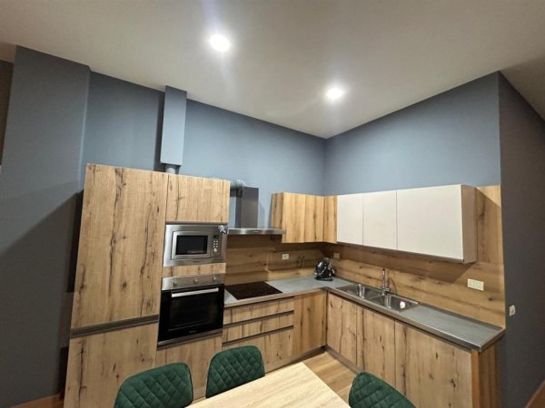 Tirane, jepet me qera apartament 1+1 Kati 1, 120 m² 650 € (Rruga Peti , Liqeni i Thate)