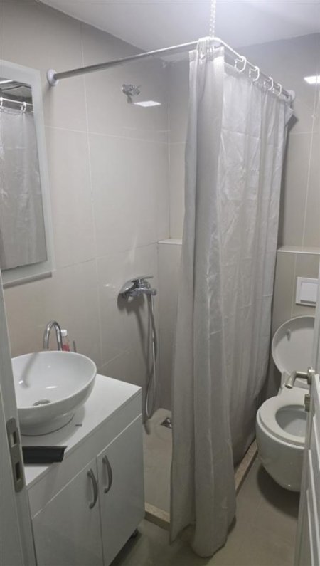 Tirane, jepet me qera apartament 1+1 Kati 1, 59 m² 500 € (Tirana Golden Park 3 , Perball Amerikan 3)